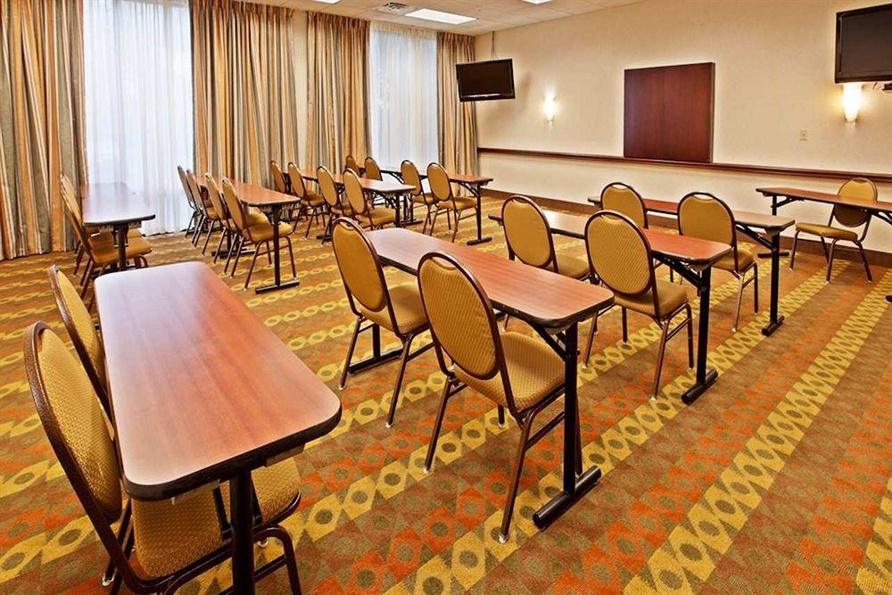Hampton Inn Louisville Northeast Exterior photo