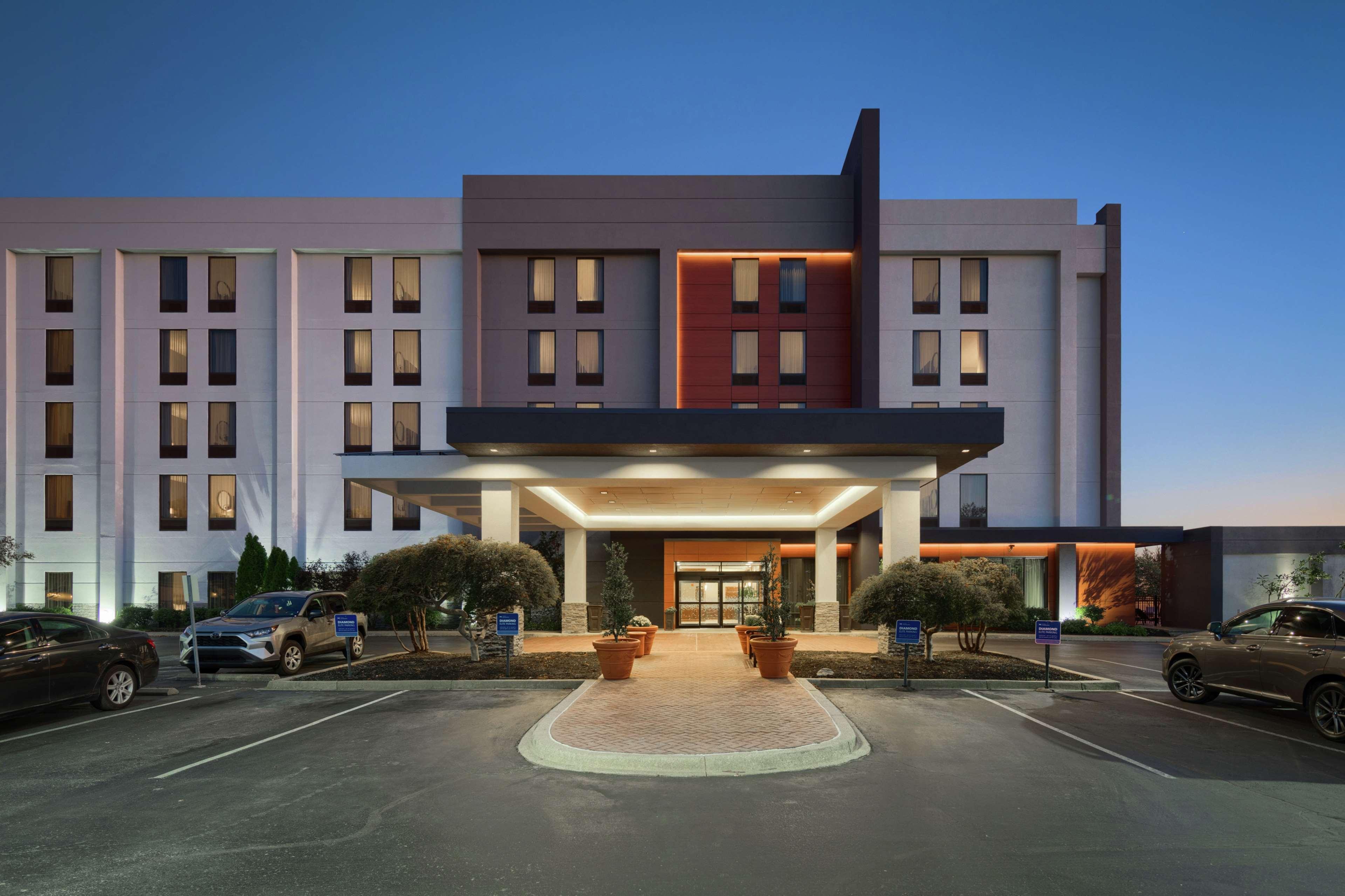 Hampton Inn Louisville Northeast Exterior photo