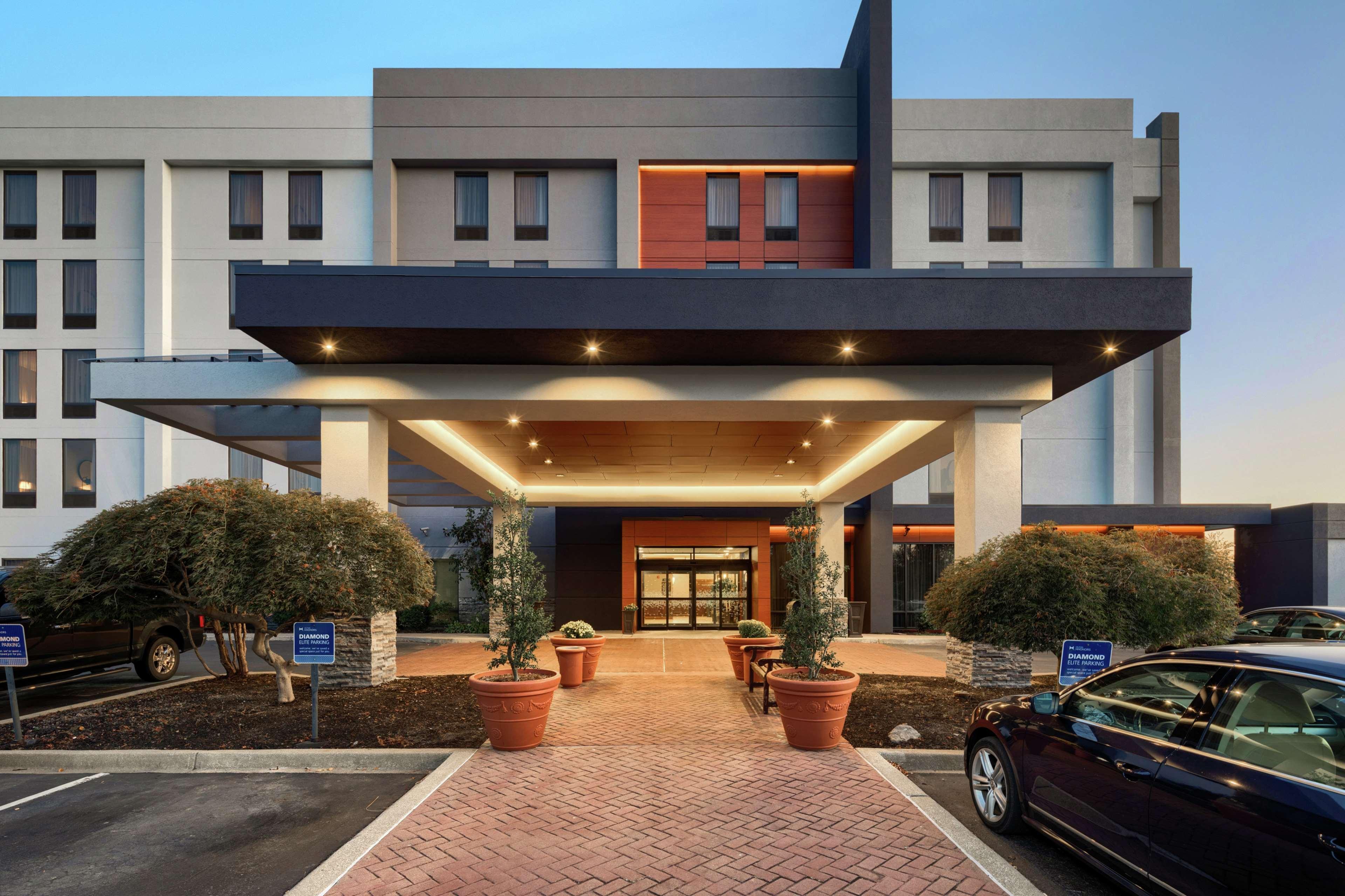 Hampton Inn Louisville Northeast Exterior photo