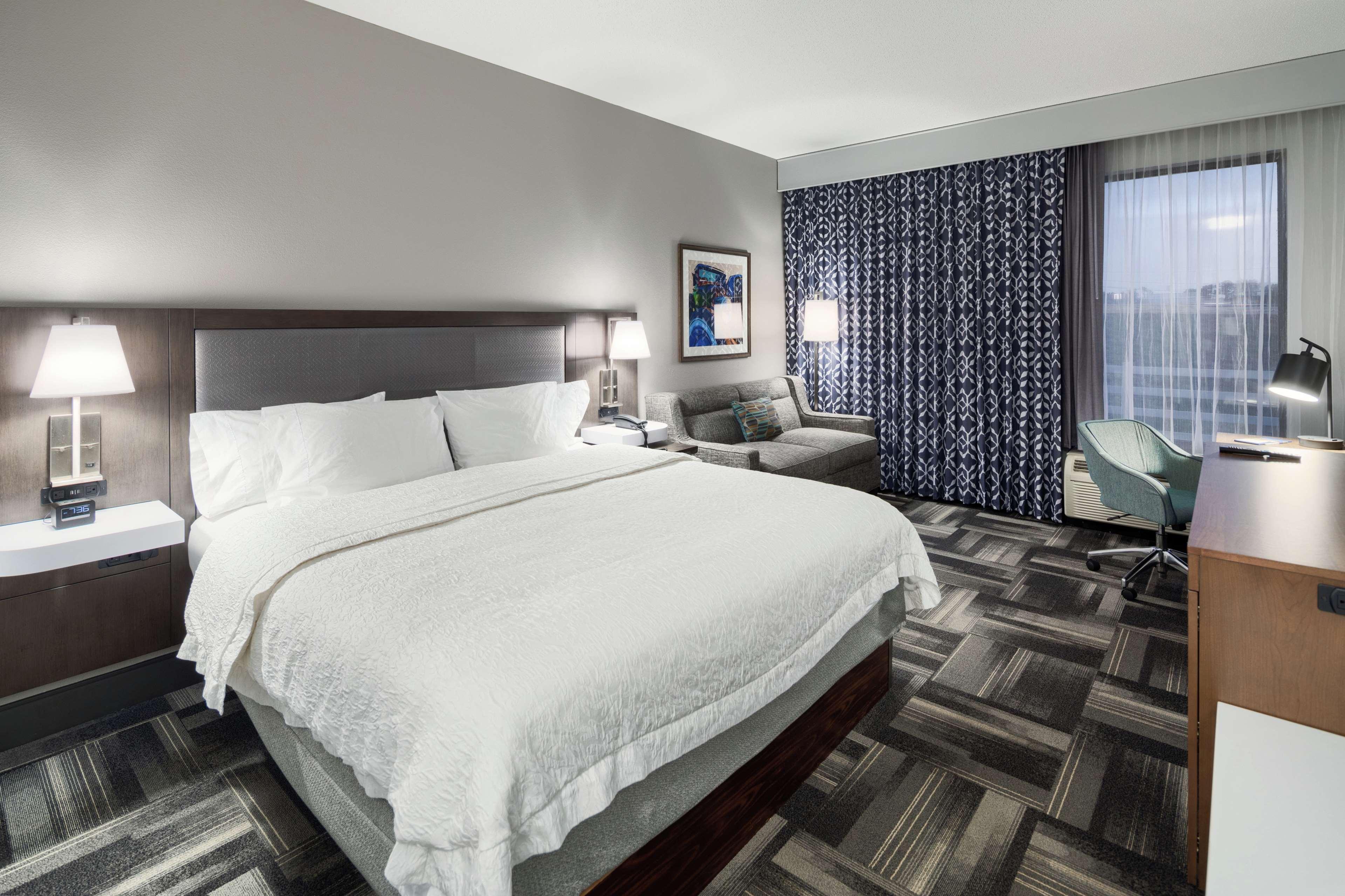 Hampton Inn Louisville Northeast Exterior photo