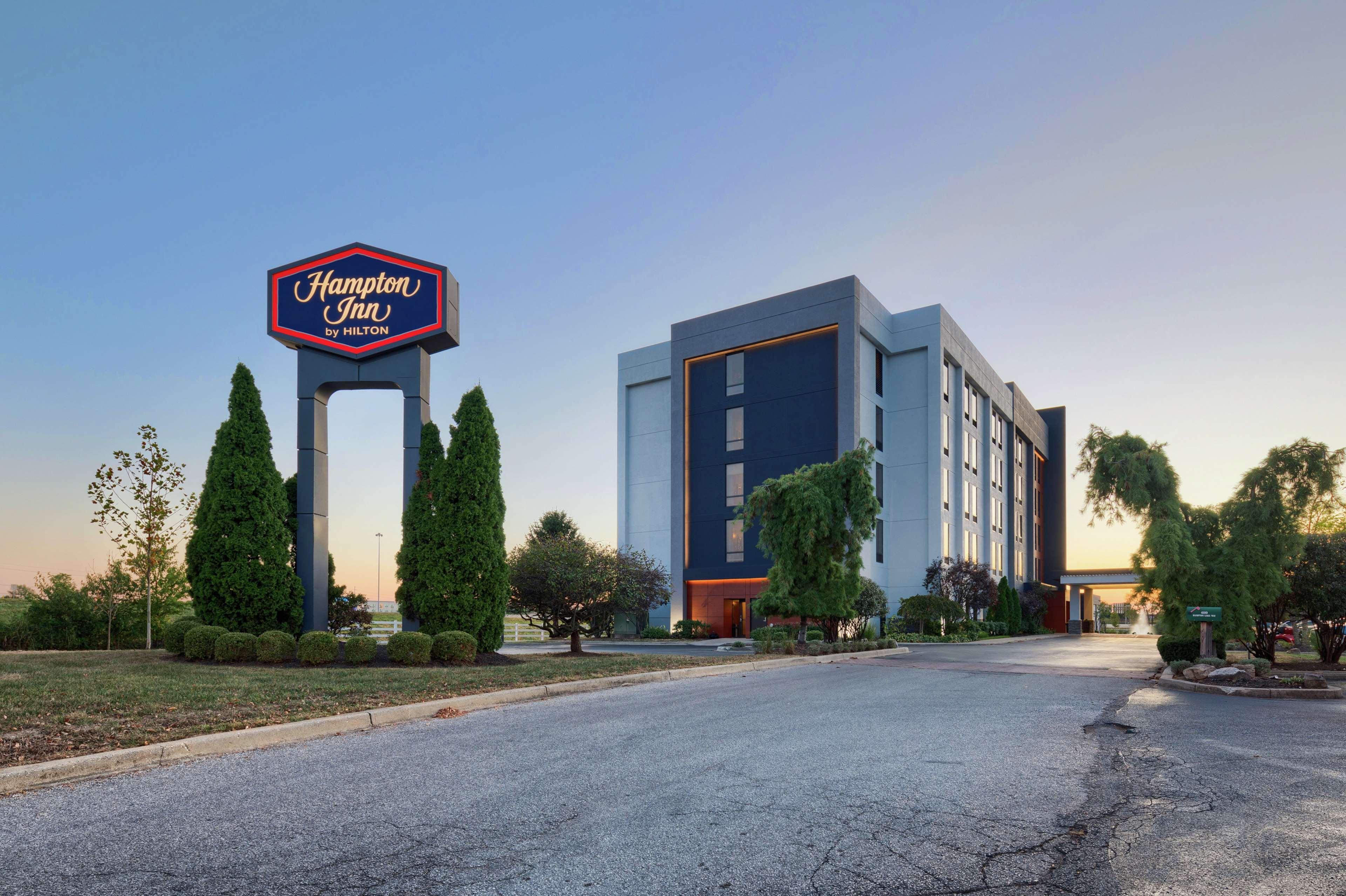 Hampton Inn Louisville Northeast Exterior photo
