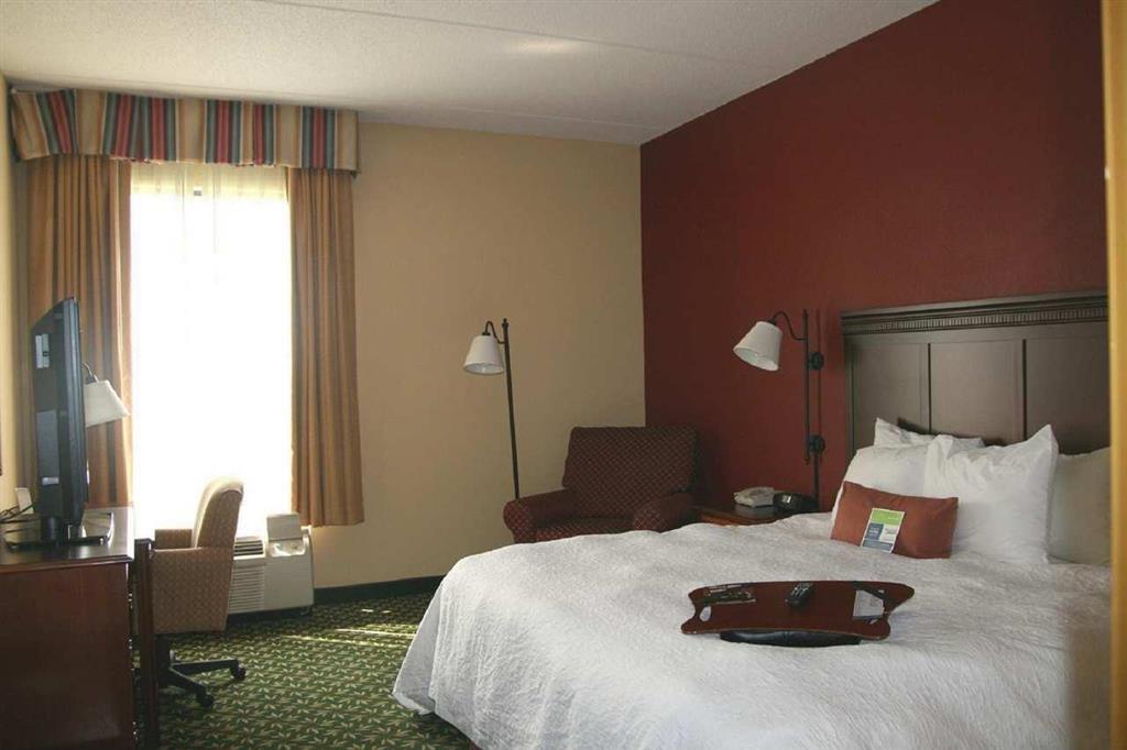 Hampton Inn Louisville Northeast Room photo