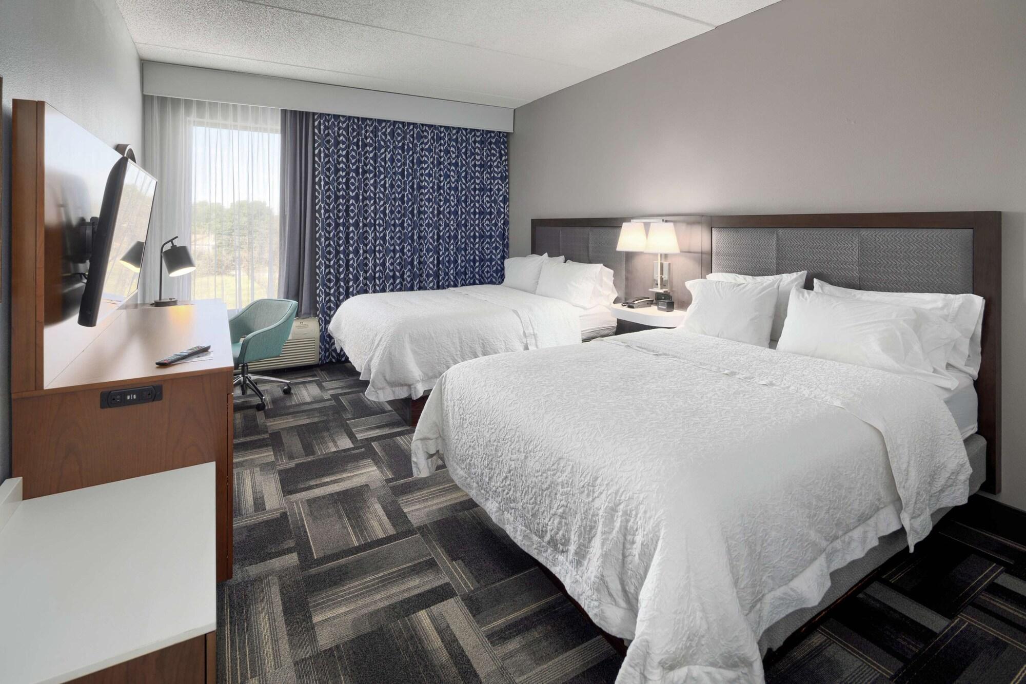 Hampton Inn Louisville Northeast Exterior photo