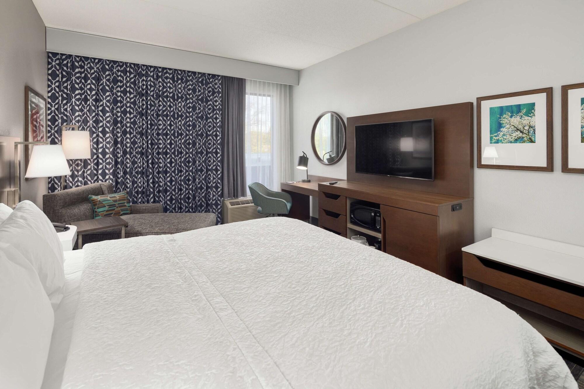 Hampton Inn Louisville Northeast Exterior photo