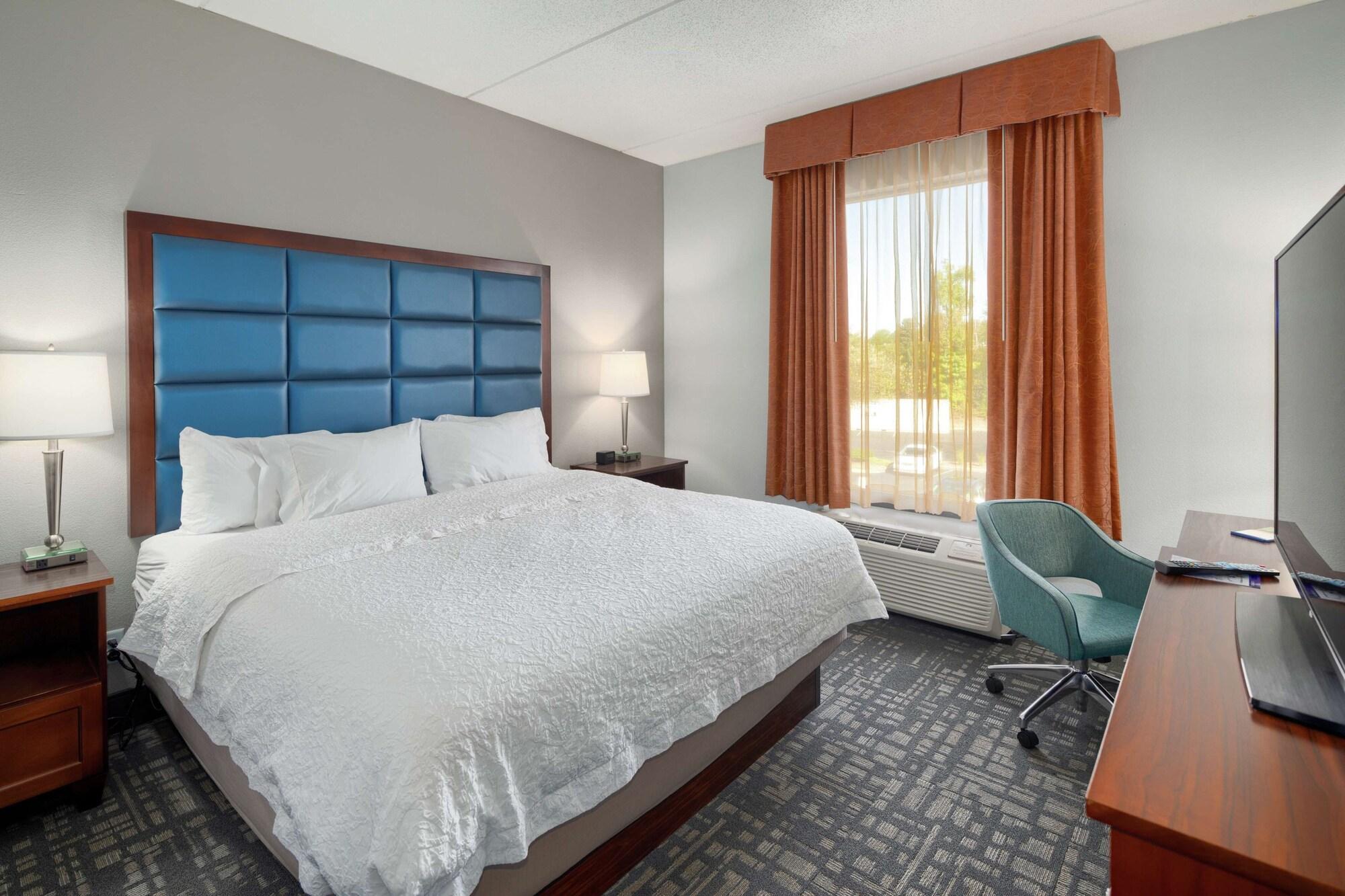 Hampton Inn Louisville Northeast Exterior photo
