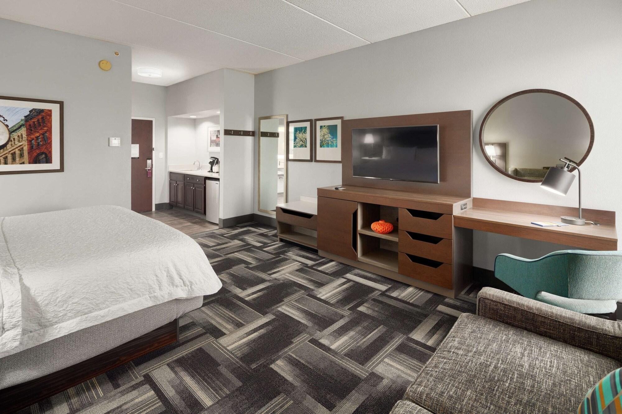 Hampton Inn Louisville Northeast Exterior photo