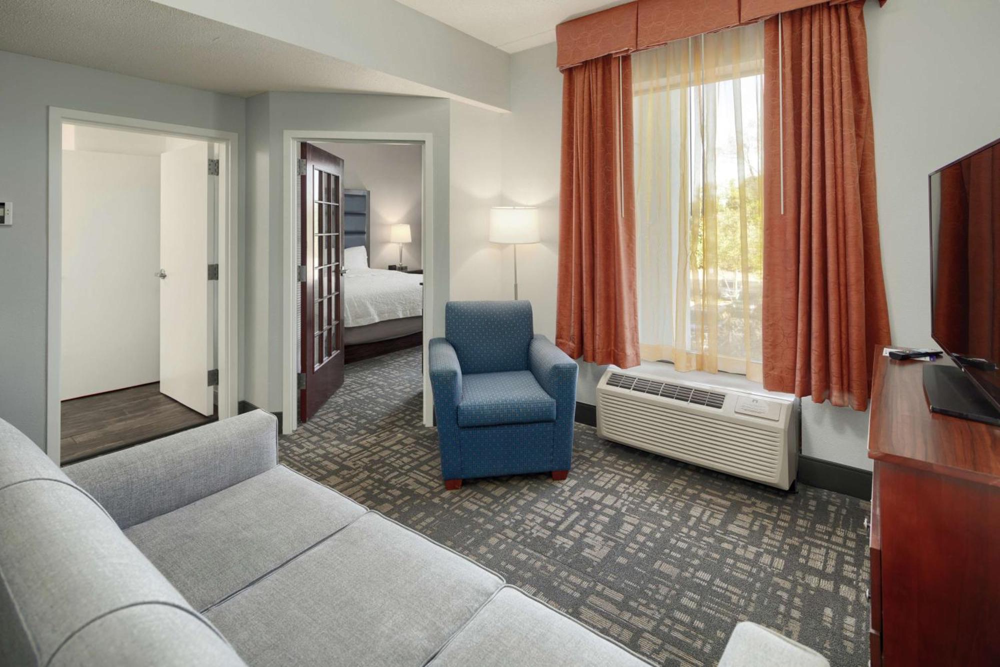 Hampton Inn Louisville Northeast Exterior photo