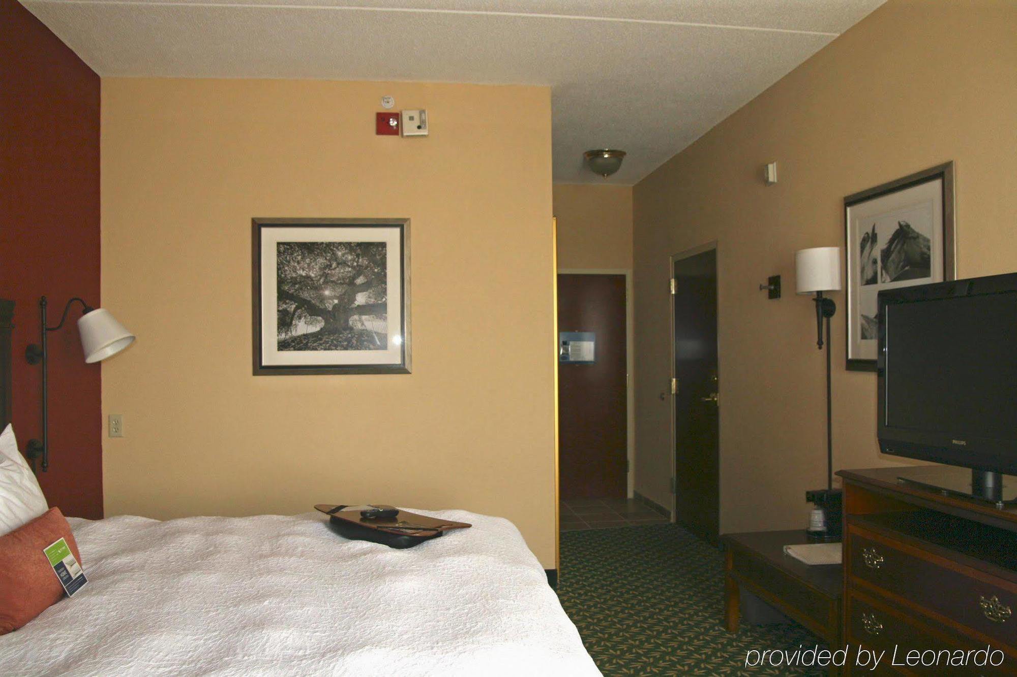 Hampton Inn Louisville Northeast Room photo